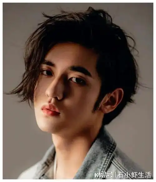 徐璐姐弟恋曝光与鲜肉吴崇轩亲密游园甜蜜搂腰照流出