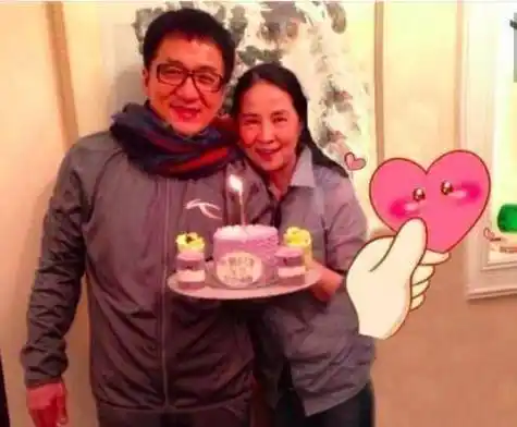 成龙老婆罕见露面还牵手秀恩爱一点也不害怕衰老