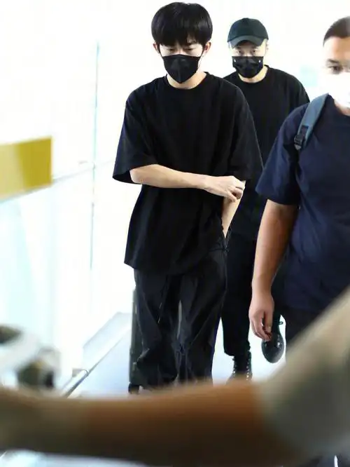 易烊千玺深圳出发