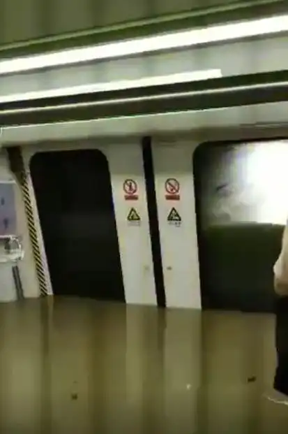 郑州地铁5号线遇难者丈夫发声怕见妻子最后一眼不敢面对女儿