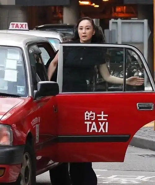 李连杰娇妻利智近照:美人迟暮,容颜苍老似大妈,身材依旧