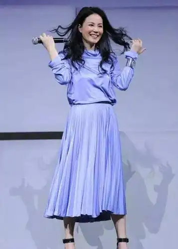 王菲几年前拍到的近照,脸凹凸不平坑洼多,老得很明显!