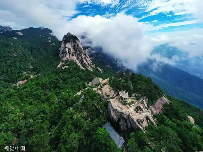 大别山脉连绵数百里,是中国长江和淮河的分水岭,山南麓的水流入长江