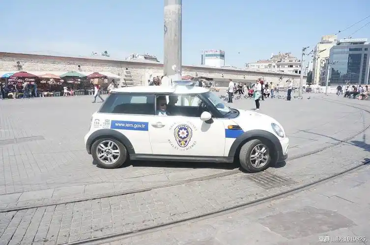 警车都是mini--城市内部街道狭窄