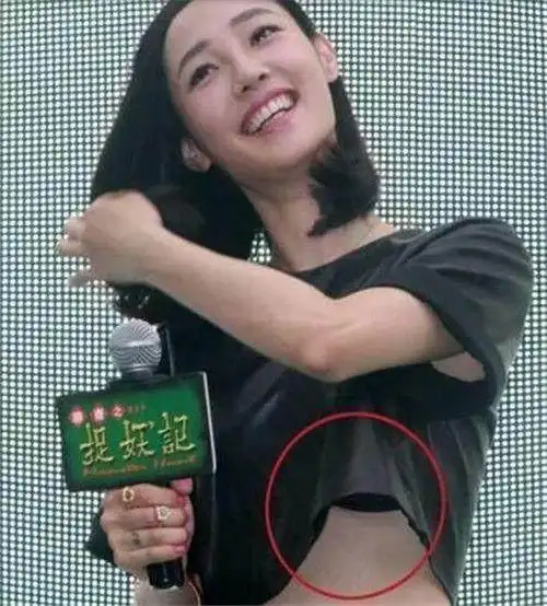 白百何在参加捉妖记宣传的时候,被记者拍下的一张照片!