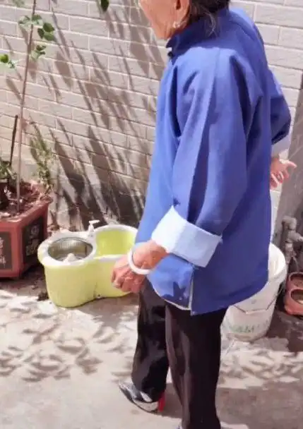 百岁奶奶三寸金莲走路带风步伐稳重网友大户人家小姐