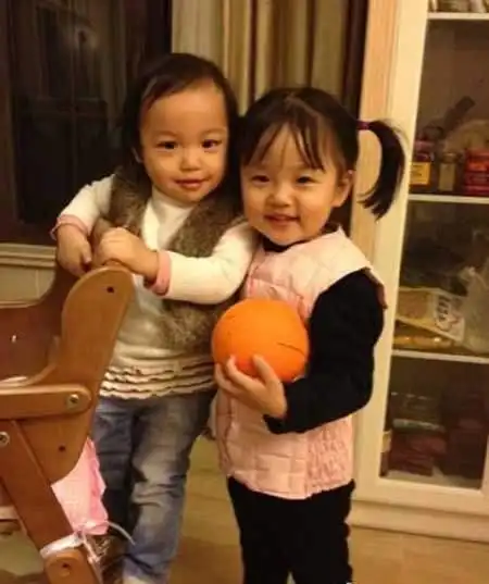 赵薇全家近照:7岁女儿像公主,赵薇儿子首度曝光!