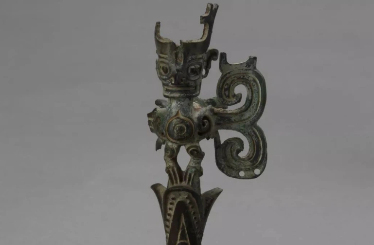 原创三星堆出土一个人首鸟身像可惜尾羽丢失直到35年后才找到