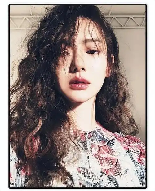 准备烫发的女生们,今年流行的披肩卷发,时髦的同时还显脸小