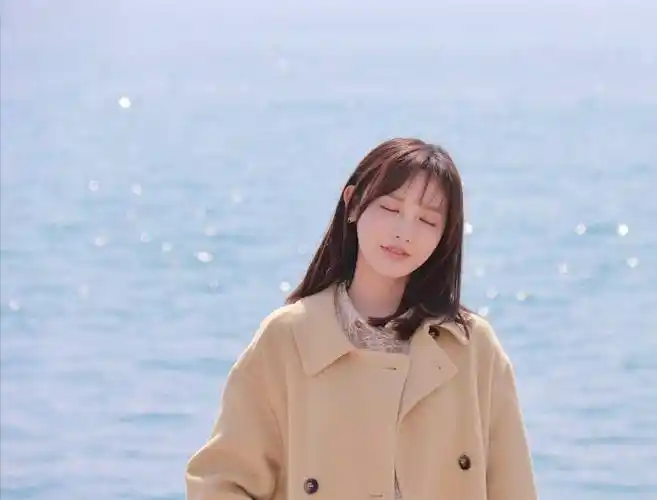 原创彭小苒晒游玩照红色格子衬衫加黑色短裤大秀好身材娇美动人