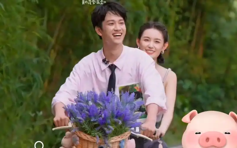 敖子逸骑单车载蒋依依好浪漫!