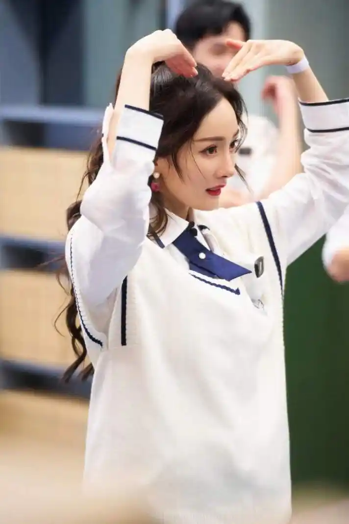 密室大逃脱杨幂学院风造型穿搭照片图片 温柔学姐比心谁不爱