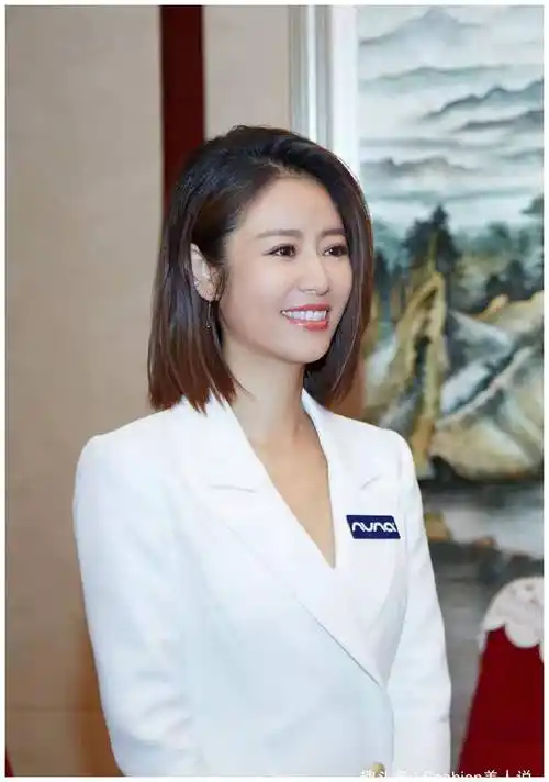 林心如出席公益活动,白色西装裙搭披肩短发,美得优雅出众!