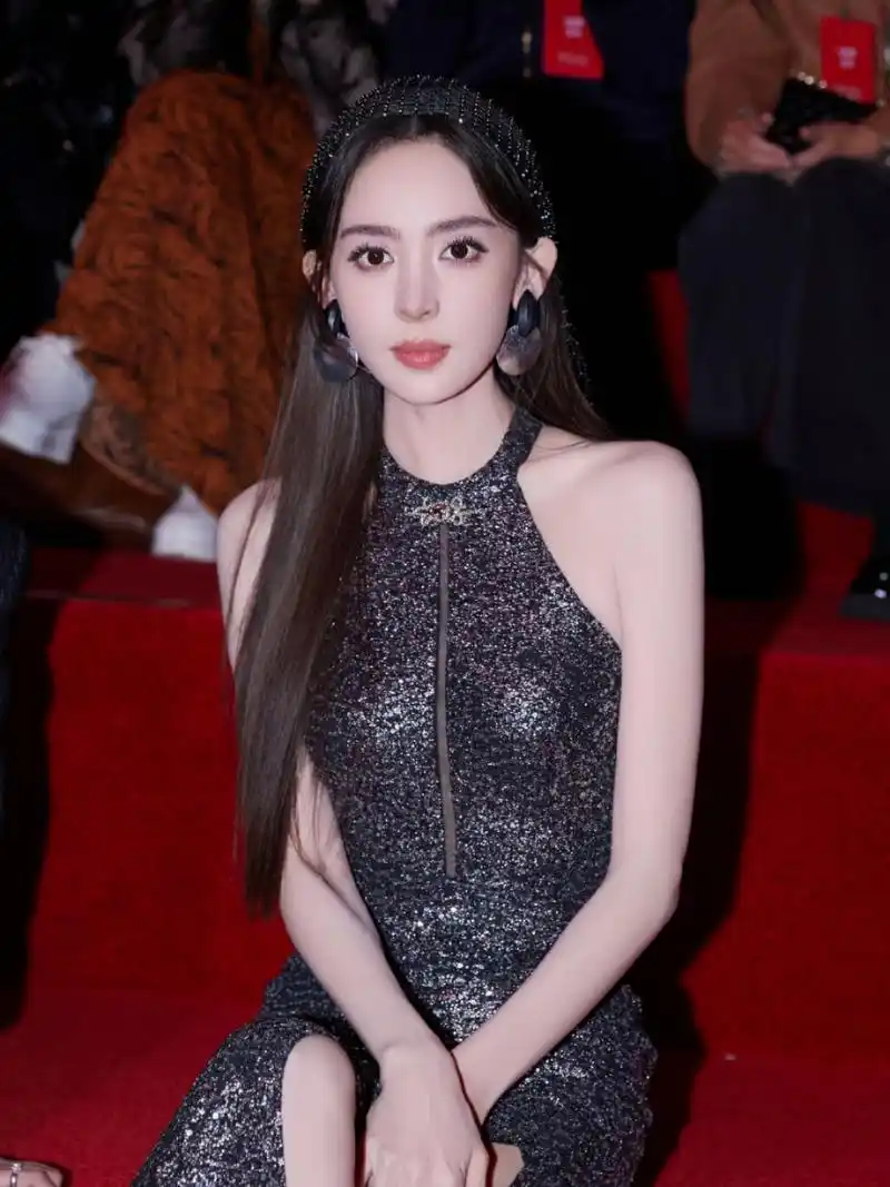 古力娜扎紧身长裙写真,事业线轮廓好吸睛,太诱人了!