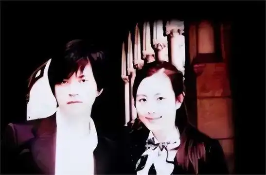 李健老婆疑似怀孕,小心翼翼的扶老婆下台阶,网友:好甜蜜