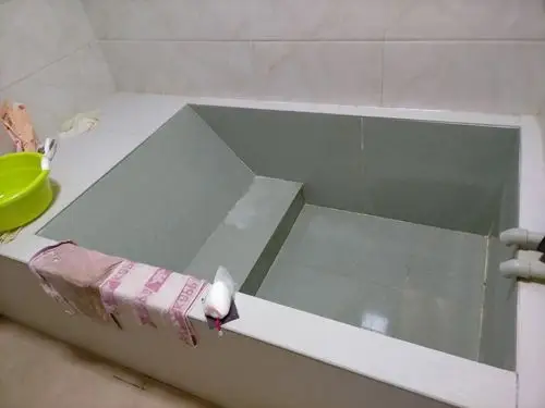 民宿楼房里每间卧室标配的泡澡池,可容纳俩人共浴.