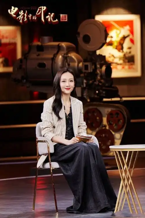 王鸥头发烫卷搭配条纹西装气场全开 太飒了!