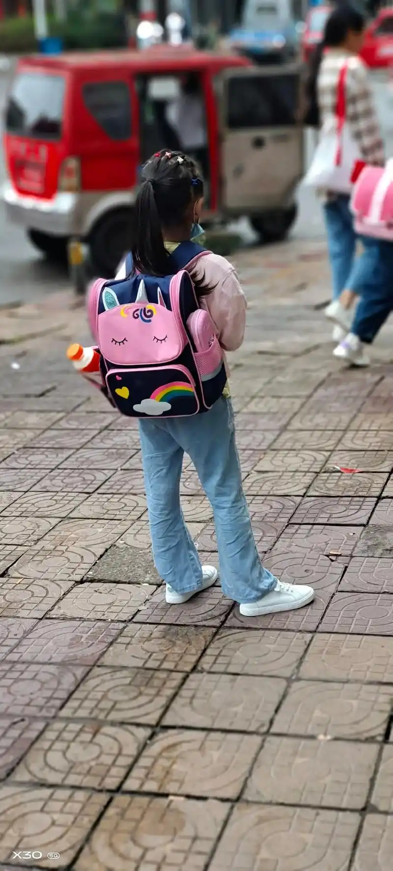 今天我的女孩正式成为一年级的小学生了,看着这小小的背影感慨万 - 抖