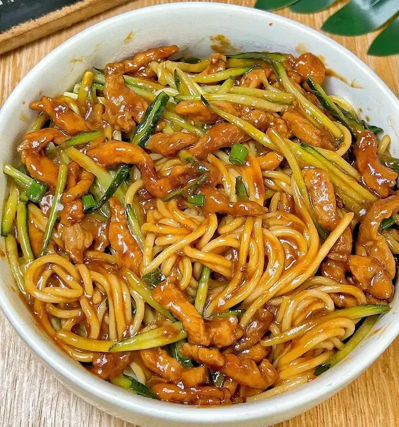 图文伙伴计划 别犹豫想吃谁做的就@谁 这个京酱肉丝拌面太好 - 抖音