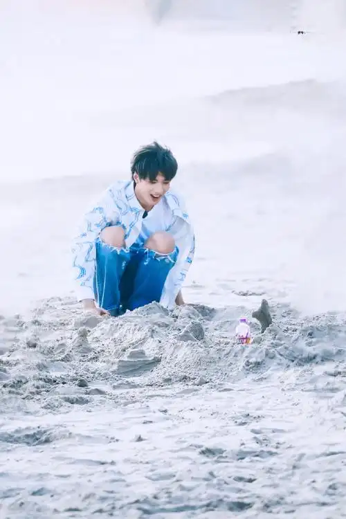 时代少年团今日海边路透##时代少年团弹吉他路透