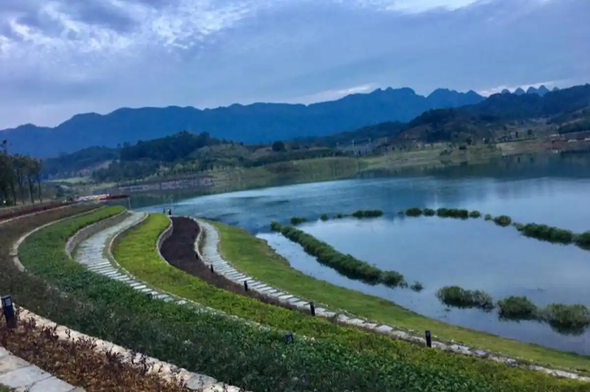 雅安月亮湖,这里是一个以浪漫茶乡为主题的宁静乡村旅游目的地.