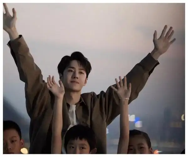 王一博携品牌代言惊艳春晚,独特方式刷脸惹眼,尽显门面担当!