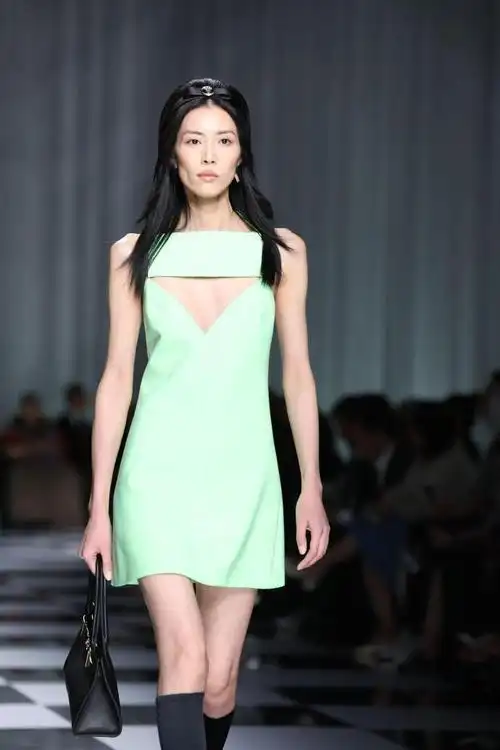 刘雯 复古俏芭比##春夏时装周