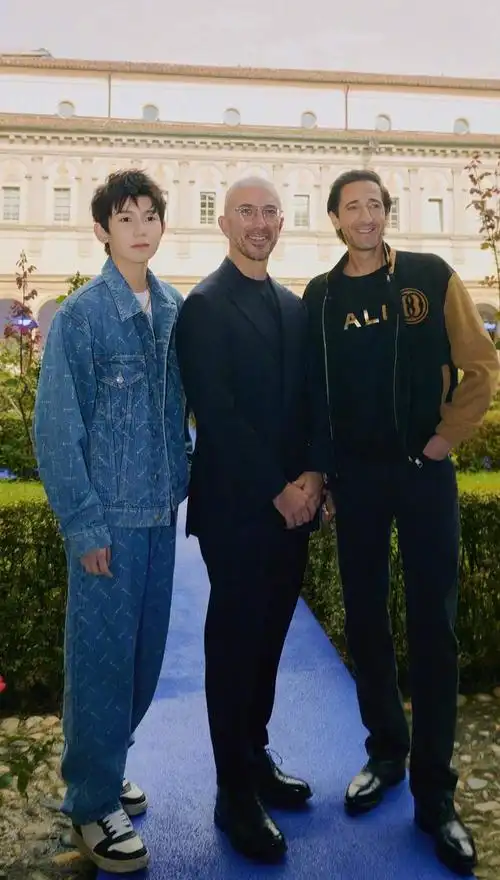 美国被偶遇引热议,现身校园疑似还要上学,何时毕业让人担忧|王俊凯