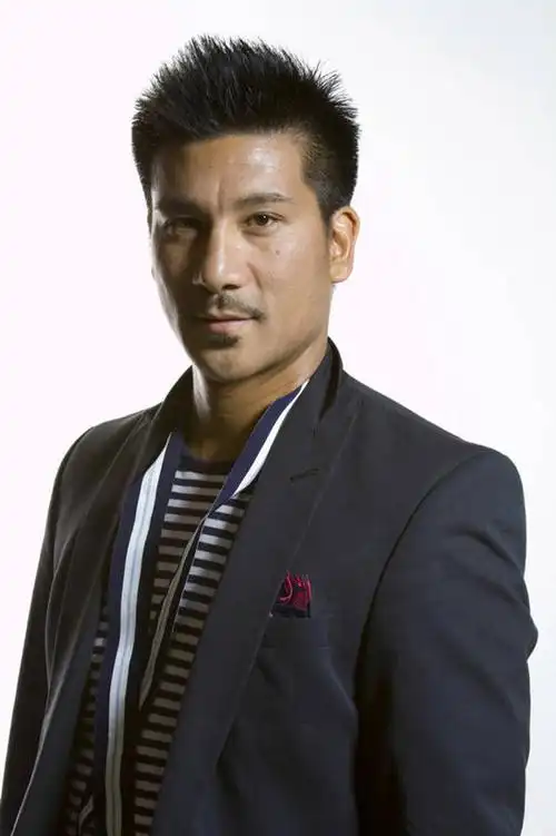 一个人,站,竖图,白色背景,时尚,仅一个男性,仅一个人,仅一个中年男性