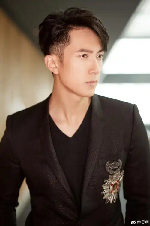 风靡万千少女的吴尊,在2011年选择退出飞轮海,而后在自传中向大众公开