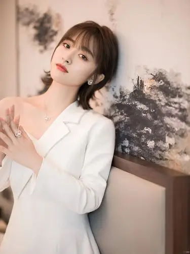 沈月穿白色单肩裙清爽优雅配钻石发卡甜笑