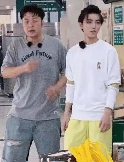 王俊凯参加中餐厅时被粉丝偷拍,看向他生图下的身高,我没眼花吧_网友