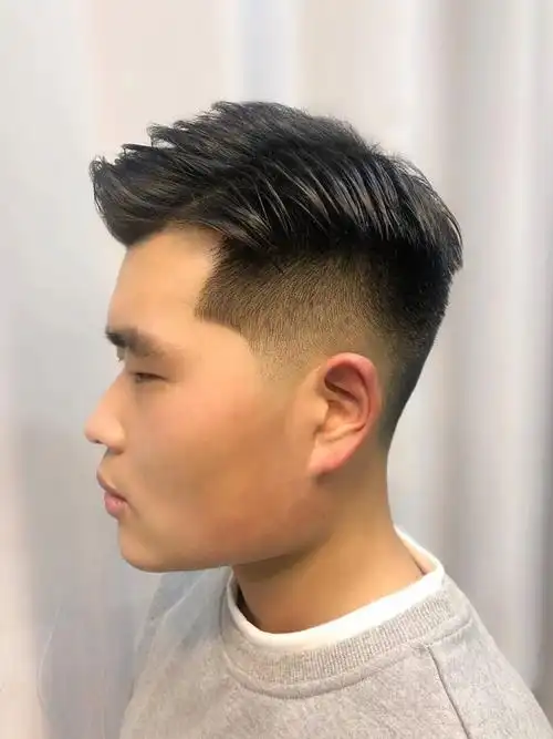 时尚的分头一般也会把两侧和后区推短,能和头顶较
