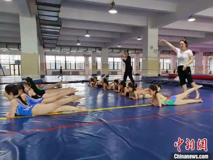 西安11岁女孩的花样游泳梦:音乐不停 表演不止