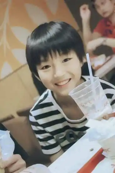 王俊凯童年照公开五官清秀浓眉大眼呆萌可爱果然是从小帅到大