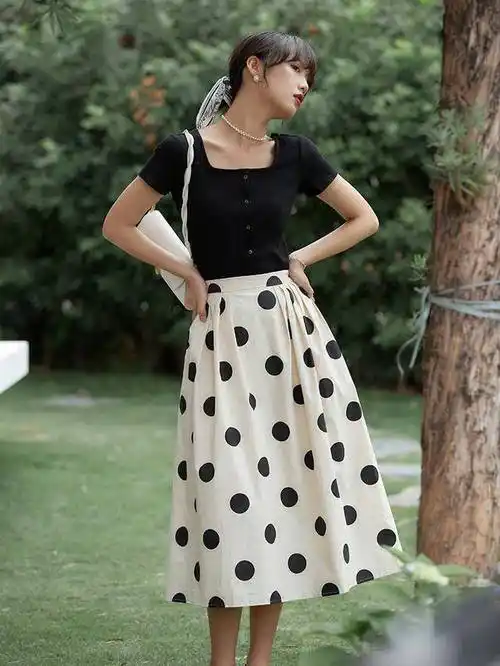 二,吊带 波点半裙利用白色小吊带配上白色高腰波点半身裙,这一身搭配