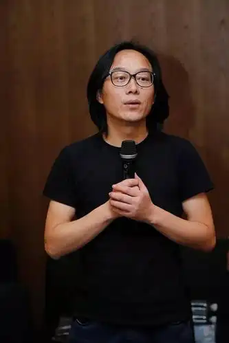 上海简一总经理朱海兵欢迎设计师们到来.