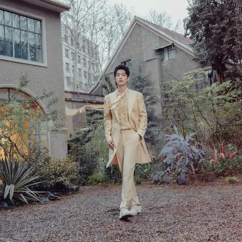 肖战白色西装,璀璨飘逸,清雅矜贵,充满东方精致,一言一行都散发着魅力