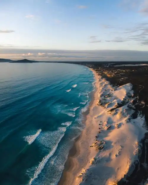 海浪撞击着岸边的岩石图片