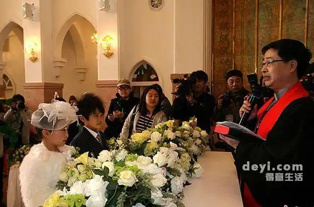 22米"袖珍姑娘"朱洁举行梦幻婚礼