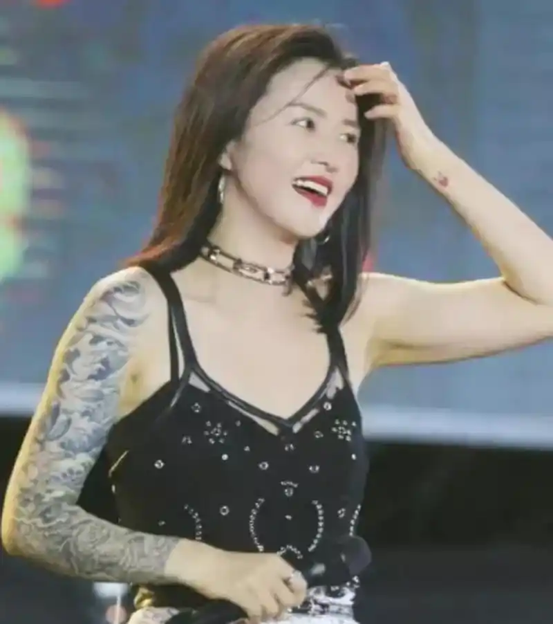 谭维维从纹身的那天起,就注定与"红"无缘了!