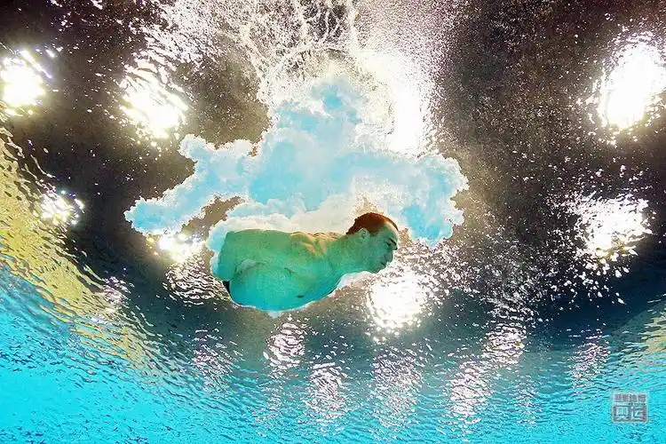 时间8月11日,男子十米跳台半决赛,加拿大选手riley mccormick入水瞬间