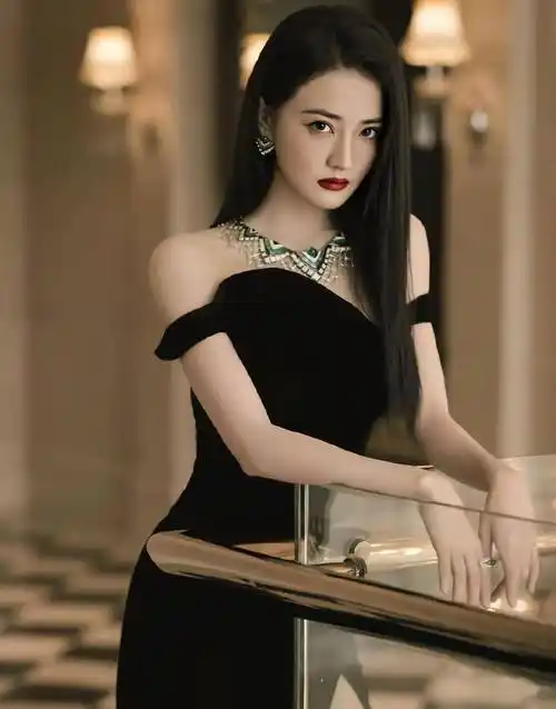 徐璐黑裙勾勒出仙女般的绝美脸庞,美丽的肌肤,美丽的御姐范十足!