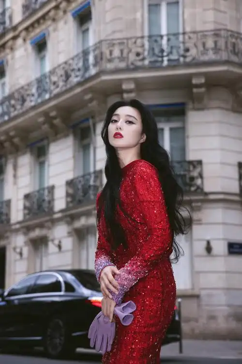 图丨演员@范冰冰以一袭georges hobeika 2024春夏高级定制亮片连身裙