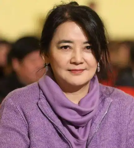 台昔日玉女胡慧中近照 皮肤松弛身形发福