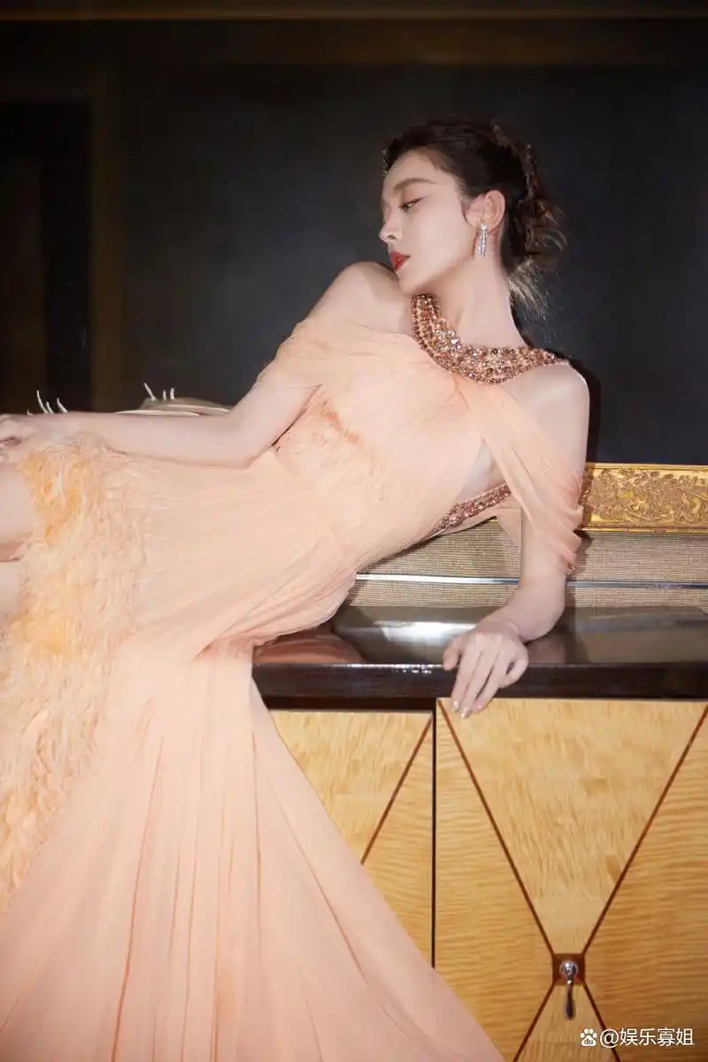 古力娜扎身穿裸粉色钻石尾羽毛长裙出席活动,波光潋滟,步步生花