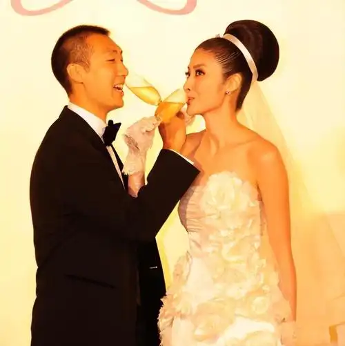 陈慧琳被誉为香港歌坛天后嫁相爱16年初恋中年痛失女儿抱撼