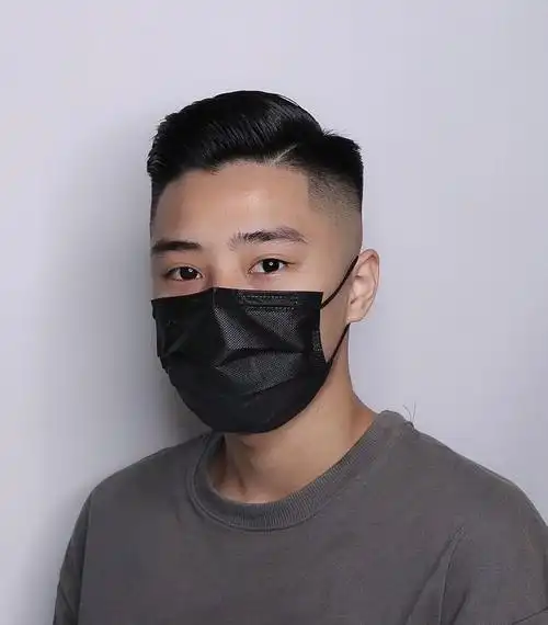 留"背头发型",那么就一定要去留一款了,这款发型对于提升男性魅力来说