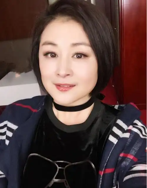 被赵本山捧红"谢大脚",以土味形象示人,年轻时却比陈红还漂亮