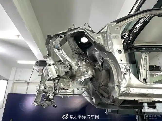 全新汉兰达用料厚道吗拆车第二天拆得只剩下白车身了